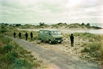 Polnische Ostseestraße mit einzelnem Westfalia an sandigem Halt vor Strand und Grasdünen