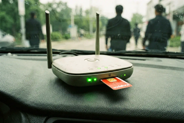 Makroaufnahme eines Mobilfunk-Routers mit grüner LTE-LED und halb herausgezogener Vodafone-SIM