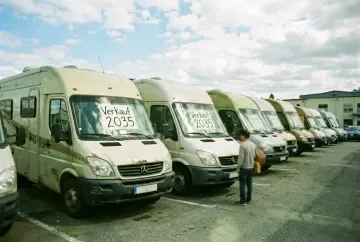 Verkaufsschild an einem gebrauchten Wohnmobil auf einem Händlerplatz