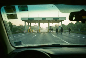 Österreichische Autobahn-Mautstation in der Morgendämmerung mit Vignette an der Windschutzscheibe
