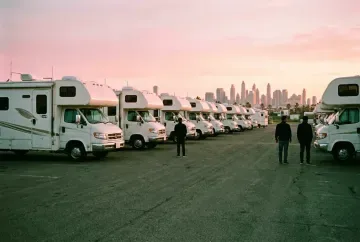 Reihe weißer Class-C-Mietwohnmobile am Las-Vegas-Depot im Sonnenaufgang