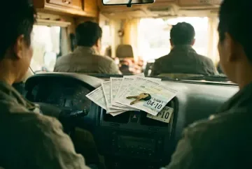 Versicherungsunterlagen und Schlüssel auf einer Wohnmobil-Armatur