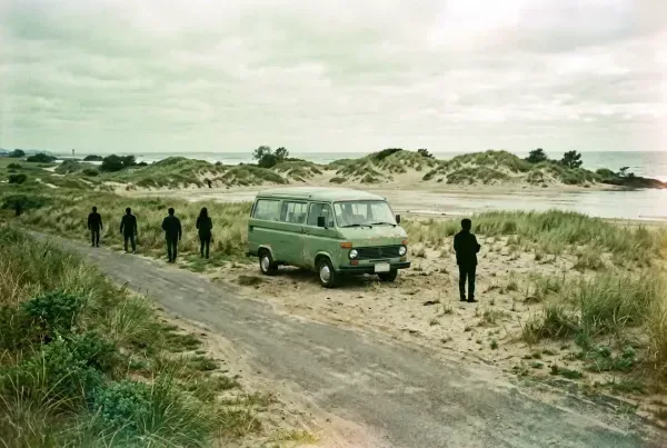 Polnische Ostseestraße mit einzelnem Westfalia an sandigem Halt vor Strand und Grasdünen