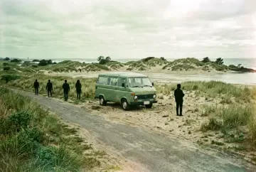Polnische Ostseestraße mit einzelnem Westfalia an sandigem Halt vor Strand und Grasdünen