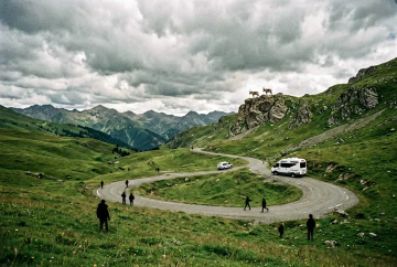 Schweizer Hochalm über 2000 Metern mit zwei Steinböcken auf Felsvorsprung und entferntem Wohnmobil