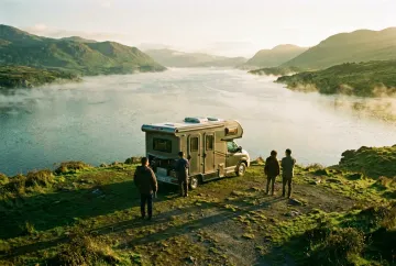 Wohnmobil auf einer einsamen Anhöhe in Schottland bei Sonnenaufgang